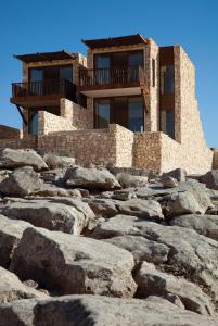 um edifício no topo de uma montanha com pedras em Beresheet by Isrotel Exclusive em Mitzpe Ramon