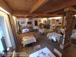 Reštaurácia alebo iné gastronomické zariadenie v ubytovaní Hotel Tarvisio Four Seasons