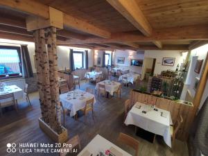 Reštaurácia alebo iné gastronomické zariadenie v ubytovaní Hotel Tarvisio Four Seasons