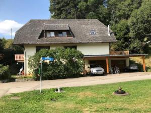 una casa con un coche aparcado delante de ella en Ferienhaus Robin en Titisee-Neustadt