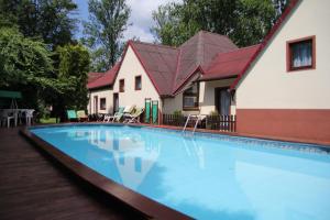 克罗奇琴科O.W. Blue Cafe的房子前面的一个大游泳池