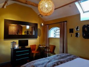 1 dormitorio con cama, escritorio y espejo en Hayeswood Lodge Luxury Accommodation, en Stanley