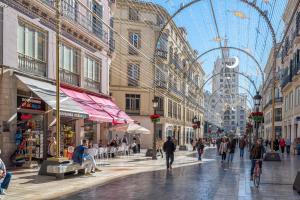 マラガにあるLarios penthouse with terrace and 2 bedroomsのガラス天井の街歩き道