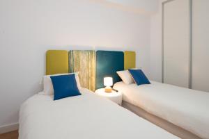 マラガにあるCentrico apartamento 2 dormのベッドルーム1室(隣り合わせのベッド2台付)
