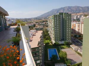 フエンヒロラにあるÁtico con gran terrazaのアパートメントビルのバルコニーから景色を望めます。