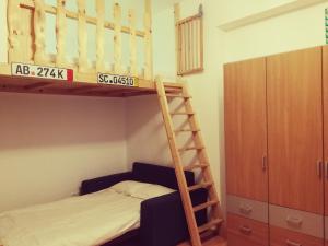 1 dormitorio con litera y escalera en Jungle Apartment Vienna Self check-in, en Viena