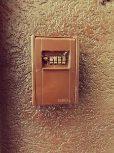 un interruptor de metal en el costado de una pared en Jungle Apartment Vienna Self check-in, en Viena