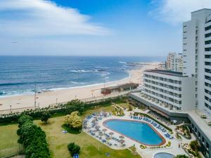 ポボア・デ・バルジンにあるアクシス ベルマル カンファレンス & ビーチ ホテルのホテルとビーチの空中を望む