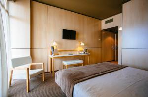 Cama ou camas em um quarto em Axis Vermar Conference & Beach Hotel