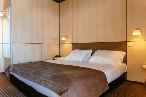 Cama ou camas em um quarto em Axis Vermar Conference & Beach Hotel
