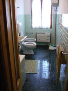 Vonios kambarys apgyvendinimo įstaigoje Casa Anna