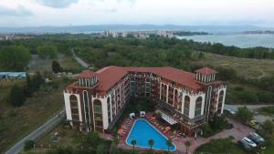 an aerial view of a building with a swimming pool at Chateau del Marina Apart Complex in Nesebar