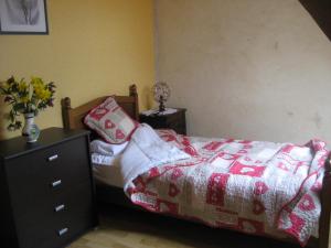 מיטה או מיטות בחדר ב-Gites du ROHERAN