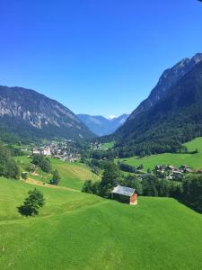 ein grünes Feld mit einer Scheune mitten im Tal in der Unterkunft Alpila Brand in Brand