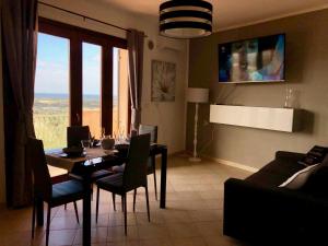 TV a/nebo společenská místnost v ubytování Calypso Home Sea View