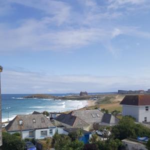 Gallery image of For the Shore, Fistral Beach Newquay - 2 Bed 2 bath - Private Parking with garage for 2 vehicles in Newquay
