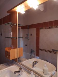 A bathroom at Checchi House