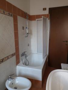 A bathroom at Checchi House