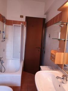 A bathroom at Checchi House