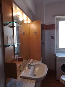 A bathroom at Checchi House