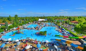 Photo de la galerie de l'établissement Albatross Mobile Homes on Camping Bella Italia, à Peschiera del Garda