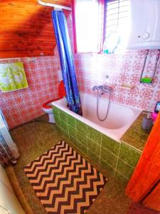 łazienka z wanną, toaletą i umywalką w obiekcie Kuća za odmor "Livadica" w mieście Netretić