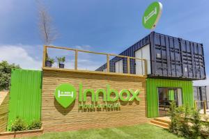 Innbox - Canasvieiras في فلوريانوبوليس: مبنى مع علامة على جانبه