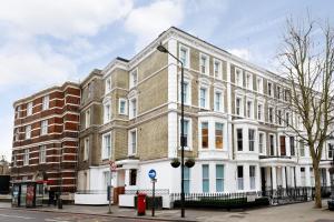 a large brick building on a city street at Kensington Stay in London