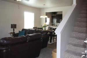 sala de estar con sofá de cuero marrón y cocina en 11203 Arch, en Boise