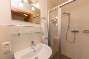 Koupelna v ubytování Haus Schwab + 27 fotografií