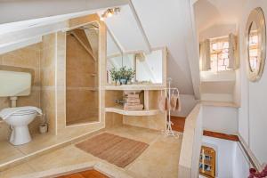 ドゥブロヴニクにあるオールド タウン シティ センター アパートメンツのシャワーとトイレ付きのバスルーム +66枚の写真