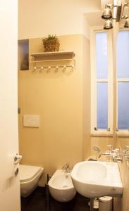 łazienka z umywalką, toaletą i oknem w obiekcie Splendid House In Trastevere w Rzymie +14 zdjęć
