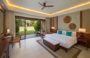 Postel nebo postele na pokoji v ubytování Anantara Kalutara Resort
