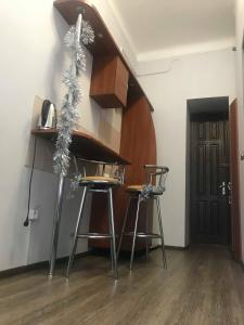 een keuken met een aanrecht en krukken in een kamer bij Cozy and comfortable apartment in Lviv