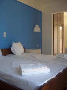 Tempat tidur dalam kamar di Hotel Blue Fountain