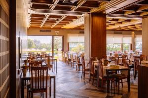 Um restaurante ou outro lugar para comer em Axis Vermar Conference & Beach Hotel