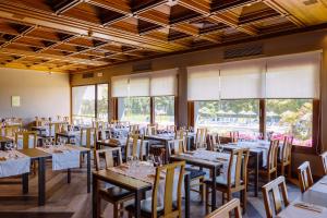 Um restaurante ou outro lugar para comer em Axis Vermar Conference & Beach Hotel