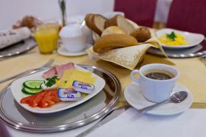 Breakfast options na available sa mga guest sa Hotel Jaskółka