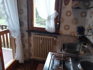 Kuchyň nebo kuchyňský kout v ubytování Appartamento Limone con vista