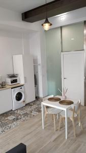 Kuchnia lub aneks kuchenny w obiekcie Suites Jeronimo de Cordoba