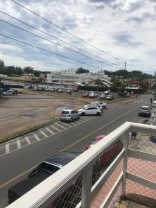 een uitzicht op een parkeerplaats met auto's op de weg bij TRES TORRES POUSADA in Torres