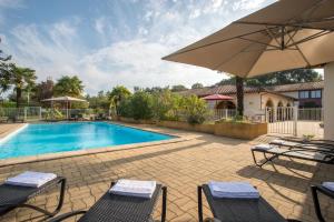 Bazén v ubytování Logis Hôtel Restaurant Solenca nebo v jeho okolí