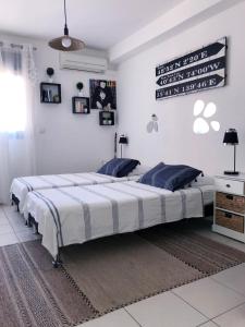 2 Betten in einem Zimmer mit weißen Wänden in der Unterkunft Kazalena in Saint-Pierre