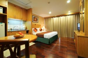 Postel nebo postele na pokoji v ubytování Admiral Suites Bangkok
