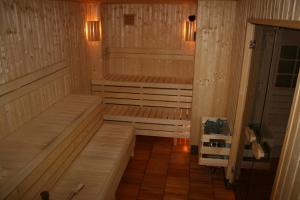 una sauna vacía con dos bancos en una habitación en Malmköpings Bad & Camping, en Malmköping