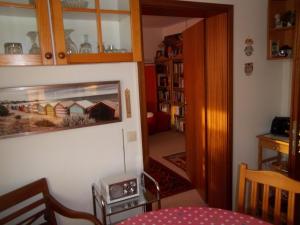 a room with a kitchen and a dining room at Ferienwohnung Jarenatanne in Stockach