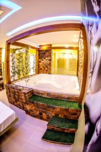 ein großes Bad mit einer großen Badewanne in einem Zimmer in der Unterkunft Florence Motel Spa in Santa Rosa