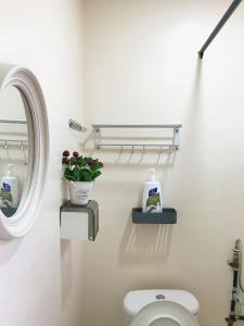 Vonios kambarys apgyvendinimo įstaigoje Merdeka Guest House 2