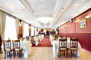 A restaurant or other place to eat at Raziotel Kryvyi Rih