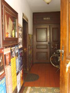 einen Flur eines Hotels mit Tür und Fahrrad in der Unterkunft Hotel Schnookeloch in Heidelberg